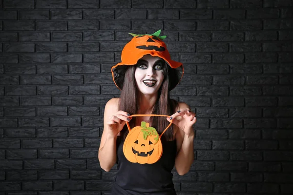 Όμορφη Γυναίκα Ντυμένη Για Halloween Σκούρο Φόντο — Φωτογραφία Αρχείου