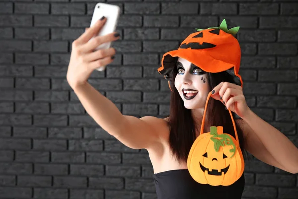 Gyönyörű Öltözve Halloween Figyelembe Véve Selfie Sötét Háttér — Stock Fotó