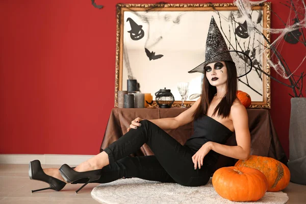 Mooie Vrouw Verkleed Als Heks Kamer Ingericht Voor Halloween — Stockfoto