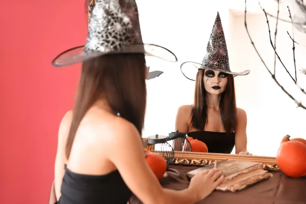Belle Femme Habillée Sorcière Pour Halloween Regardant Dans Miroir — Photo