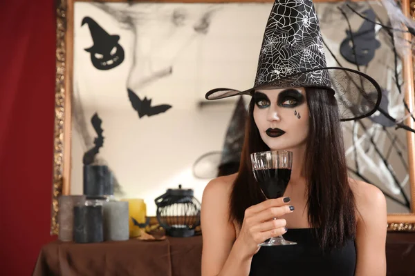 Красивая Женщина Одета Ведьма Вином Комнате Украшенной Хэллоуин — стоковое фото