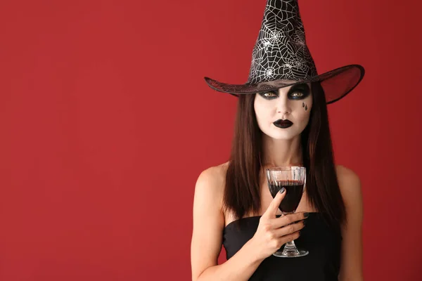 Hermosa Mujer Vestida Bruja Para Halloween Con Vino Sobre Fondo —  Fotos de Stock