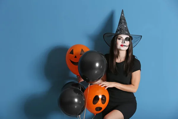 Krásná Žena Oblečená Jako Čarodějnice Halloween Balonky Barvu Pozadí — Stock fotografie