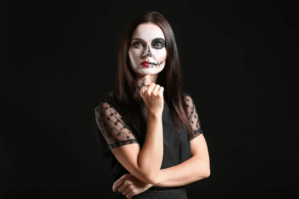 Mooie Vrouw Gekleed Voor Halloween Donkere Achtergrond — Stockfoto