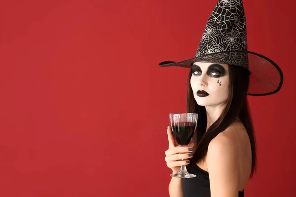 Hermosa Mujer Vestida Bruja Para Halloween Con Vino Sobre Fondo —  Fotos de Stock