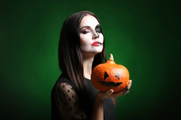 Hermosa Mujer Vestida Para Halloween Con Calabaza Sobre Fondo Color —  Fotos de Stock