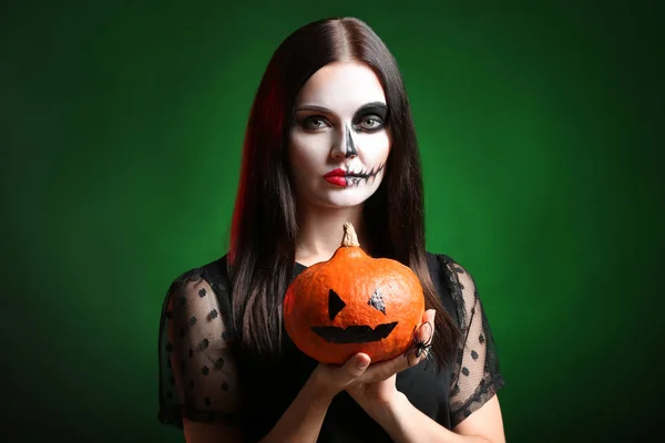 Mooie Vrouw Gekleed Voor Halloween Met Pompoen Kleur Achtergrond — Stockfoto