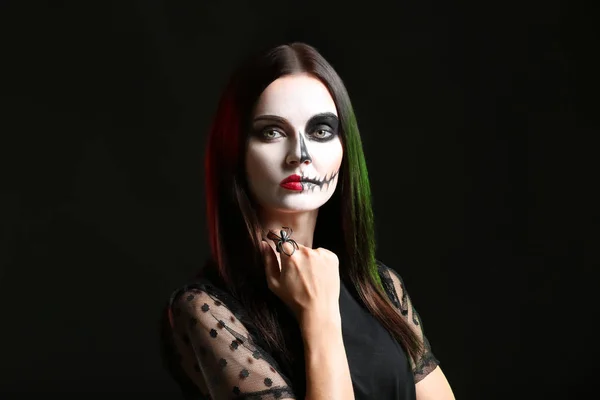 Mooie Vrouw Gekleed Voor Halloween Donkere Achtergrond — Stockfoto