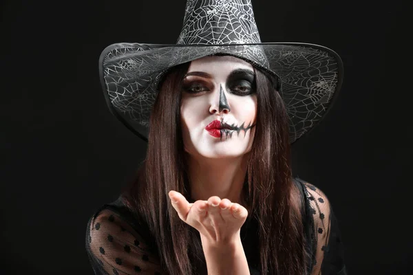 Mooie Vrouw Verkleed Als Heks Voor Halloween Waait Kus Donkere — Stockfoto