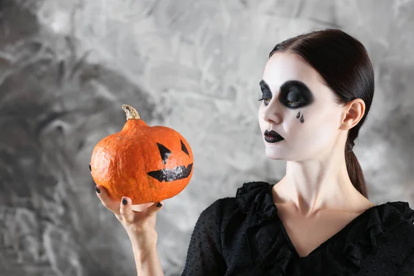 Mulher Bonita Com Maquiagem Halloween Abóbora Fundo Cinza — Fotografia de Stock