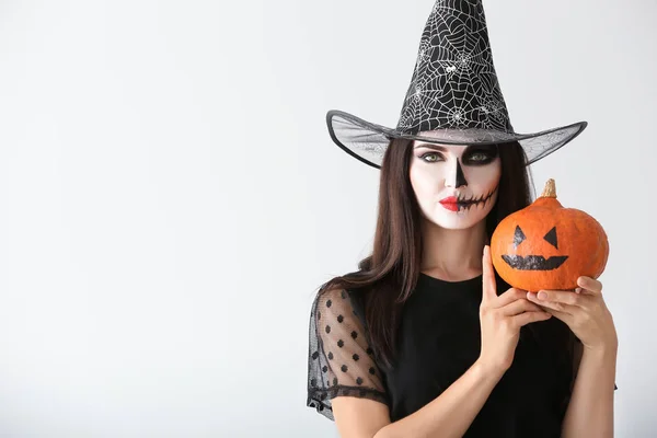 Piękna Kobieta Ubrana Jak Czarownica Halloween Dyni Jasnym Tle — Zdjęcie stockowe