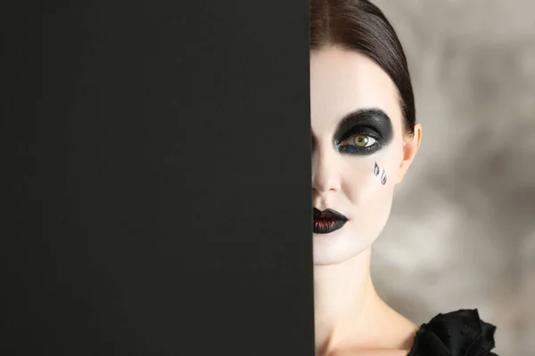 Schöne Frau Mit Halloween Make Und Poster Auf Grauem Hintergrund — Stockfoto