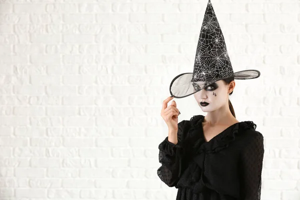 Vakker Kvinne Kledd Som Heks Til Halloween Hvit Bakgrunn – stockfoto