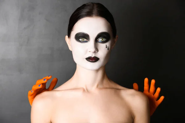 Ręce Potwora Dotykając Młoda Kobieta Halloween Makijaż Ciemnym Tle — Zdjęcie stockowe