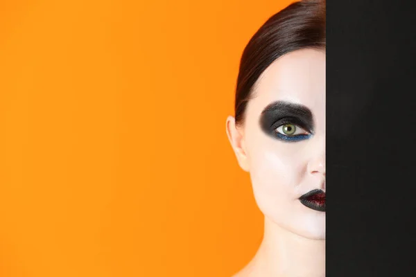 Mulher Bonita Com Maquiagem Halloween Cartaz Sobre Fundo Cor — Fotografia de Stock