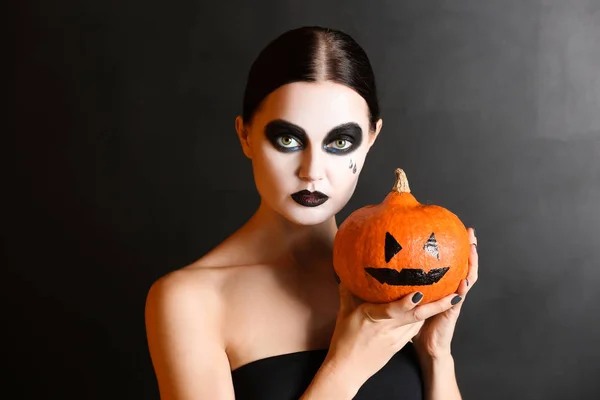 Bella Donna Con Trucco Halloween Che Tiene Zucca Sfondo Scuro — Foto Stock