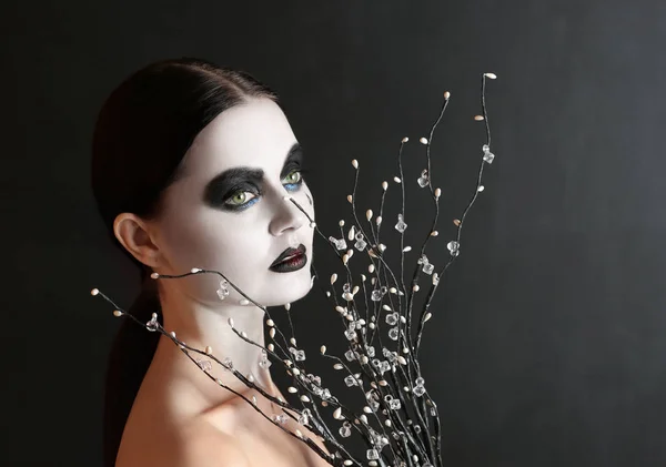 Hermosa Mujer Con Maquillaje Halloween Ramas Sobre Fondo Oscuro — Foto de Stock