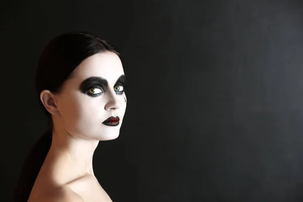 Mulher Bonita Com Maquiagem Halloween Fundo Escuro — Fotografia de Stock