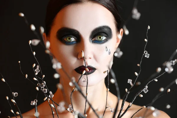 Hermosa Mujer Con Maquillaje Halloween Ramas Sobre Fondo Oscuro — Foto de Stock