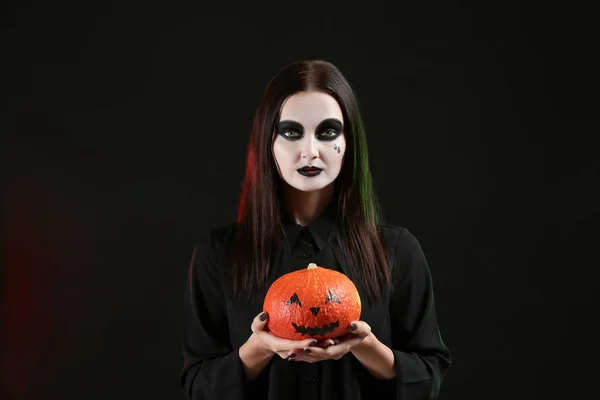 Hermosa Mujer Con Maquillaje Halloween Calabaza Sobre Fondo Oscuro — Foto de Stock