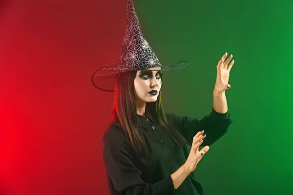 Mooie Vrouw Verkleed Als Heks Voor Halloween Kleur Achtergrond — Stockfoto