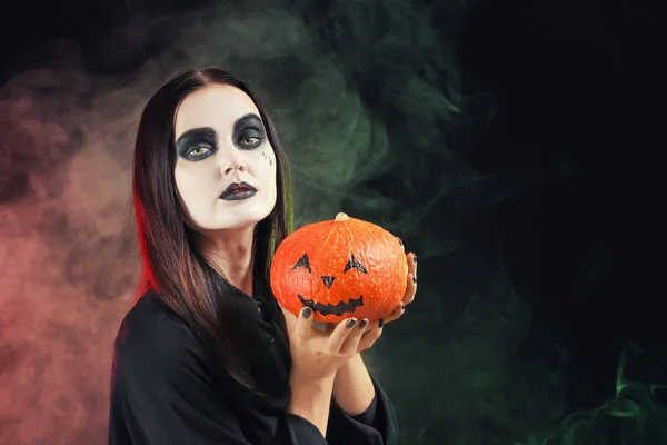 Mooie Vrouw Met Halloween Make Pompoen Donkere Achtergrond — Stockfoto