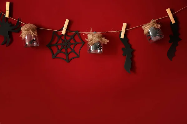 Скляні Банки Паперовими Павуками Кажанами Вечірки Хеллоуїн Висить Біля Кольорової — стокове фото