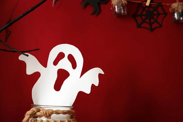 Tarro Vidrio Con Fantasma Papel Para Fiesta Halloween Sobre Fondo —  Fotos de Stock