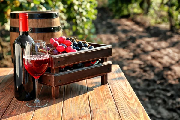 Garrafa Copo Vinho Tinto Com Uvas Frescas Mesa Madeira Vinha — Fotografia de Stock