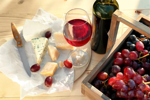 Bicchiere Bottiglia Vino Rosso Con Formaggio Sul Tavolo Legno — Foto Stock
