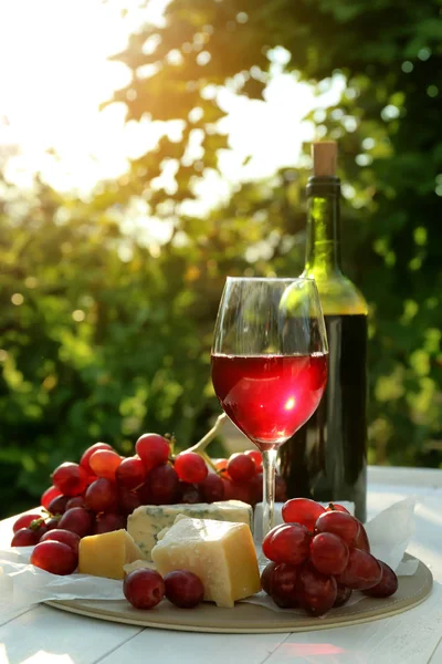 Copo Garrafa Vinho Tinto Com Queijo Mesa Vinha — Fotografia de Stock