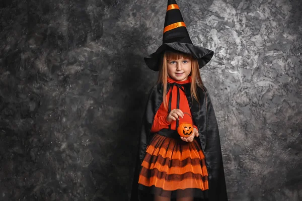 Petite Fille Mignonne Habillée Sorcière Pour Halloween Près Mur Sombre — Photo