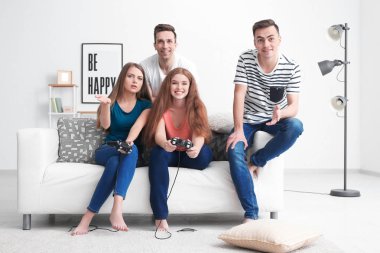 Gençler evde video oyunları oynarken