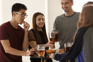 Bira içme neşeli arkadaş grubu içinde bar