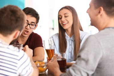 Bira içme neşeli arkadaş grubu içinde bar