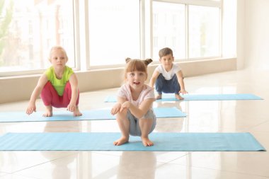 Küçük çocuklar kapalı Yoga uygulamak