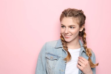 Renkli arka planda güzel genç bir kadın