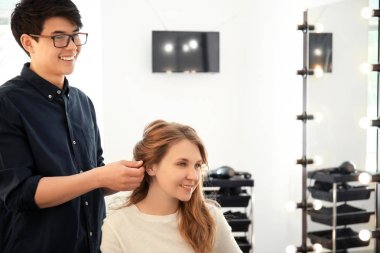 Profesyonel Kuaför Güzellik Salonu istemcisinde ile çalışma