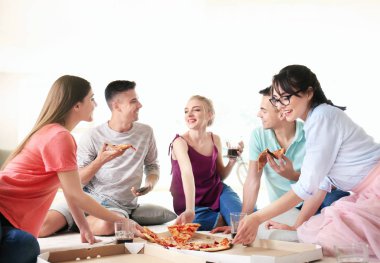 Gençler lezzetli pizza kapalı ile partide eğleniyor