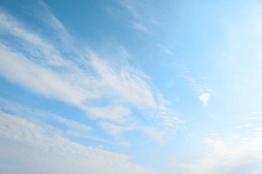 Bulutlu mavi gökyüzünün güzel manzarası