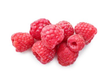 Beyaz arka planda taze olgun ahududular