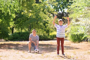 Küçük bir çocuk ve babası ile futbol topu açık havada