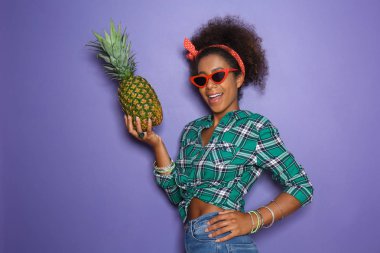 Renkli ananaslı güzel Afro-Amerikalı kadın.