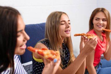 Gençler lezzetli pizza kapalı ile partide eğleniyor