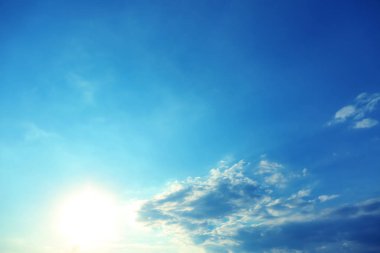 Bulutlu mavi gökyüzünün güzel manzarası