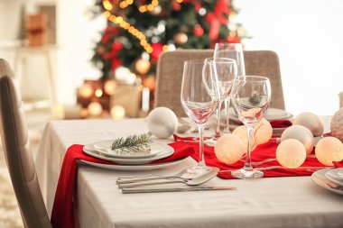 Noel yemeği için oturma odasına masa servis edildi.