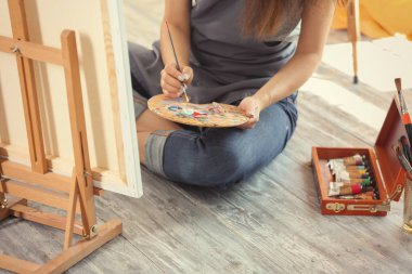 Atölyede resim yapan kadın sanatçı