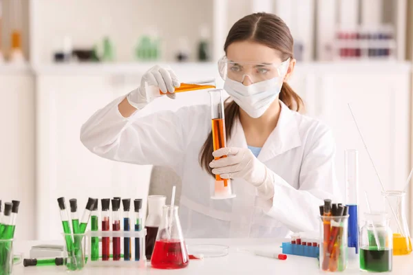 Ženský Vědec Pracující Laboratoři — Stock fotografie
