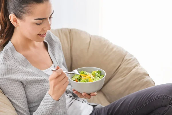 Jovem Comendo Salada Fresca Casa Conceito Alimentação Saudável — Fotografia de Stock