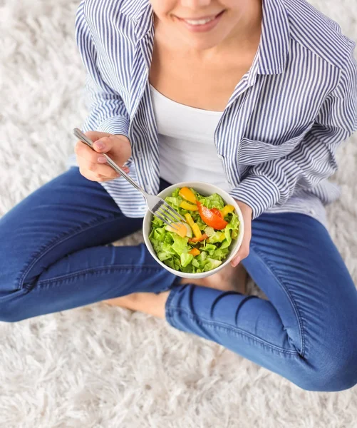 若い女性は 家でサラダを食べるします 健康食品のコンセプト — ストック写真